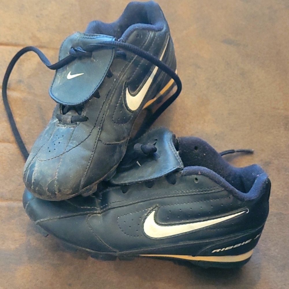 Youth cleats